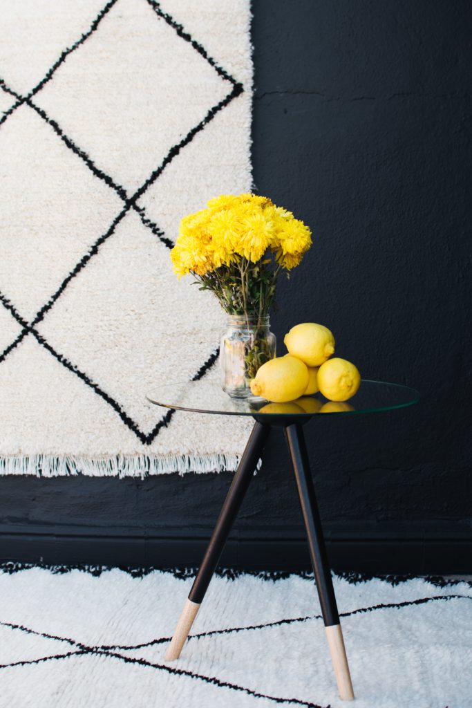 tapis beni ouarain noir et blanc avec touche tulipes jaunes