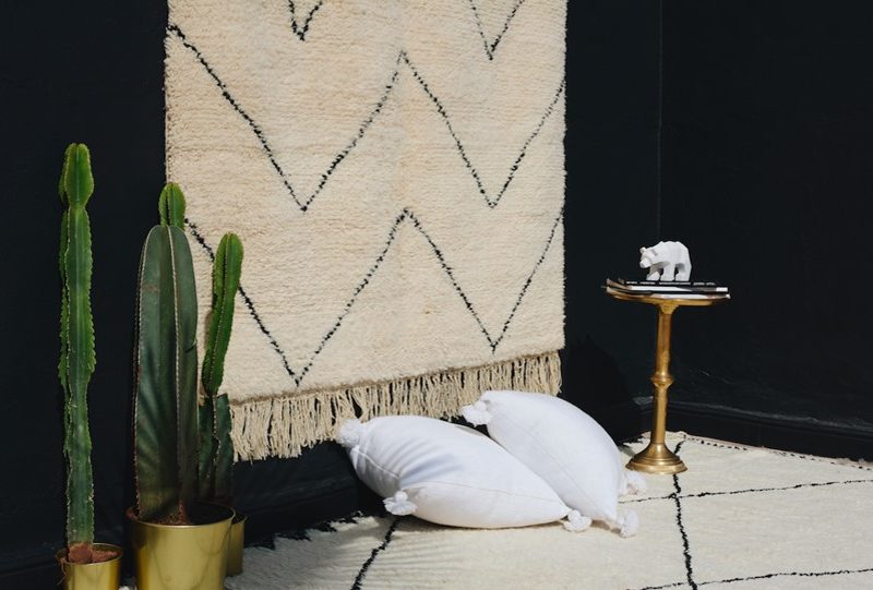 tapis beni ouarain avec coussin berbere blanc