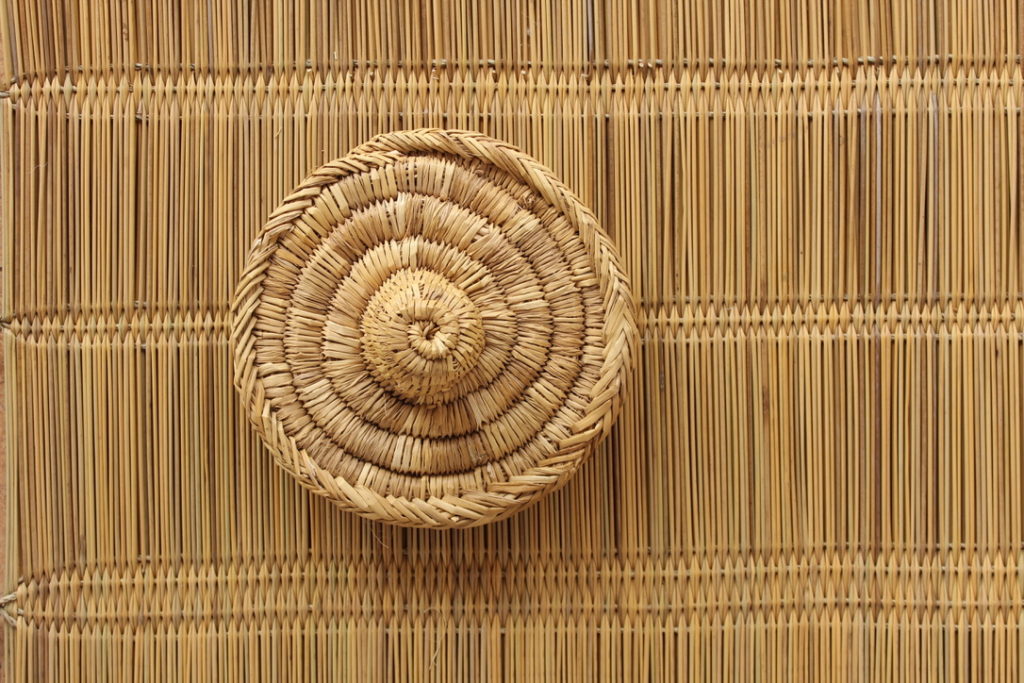 panier en osier avec un tapis en en paille